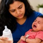 दूध पीने के बाद माँ की गोद में रोता नवजात बच्चा