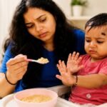 11 महीने का बच्चा खाना खाने से मना करते हुए