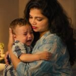 रात में अचानक रोते हुए बच्चे को गोद में लेकर शांत करती माँ