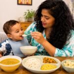 11 महीने का बच्चा माँ के साथ खाना खाता हुआ